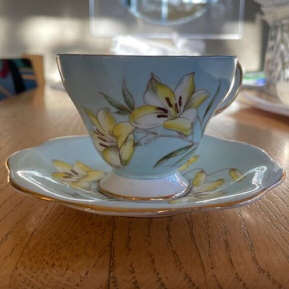 Vtg. FOLEY LILIUM REGALE TEA CUP & SAUCER Light Blue, Hand Painted Yellow Lily - Picture 4 of 12